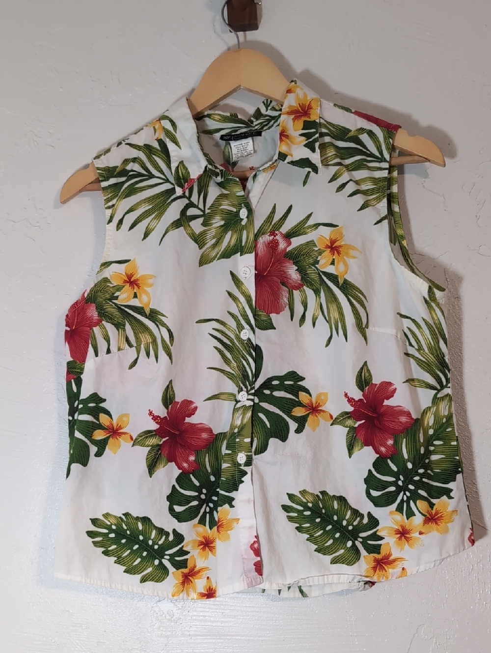 Puanani Hawaiin Tropical Vacation Resort Wear Sleeveless Button Down Blouse